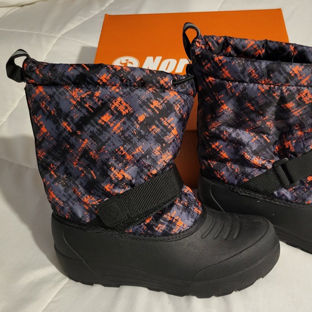 Boys size 4 snow boots